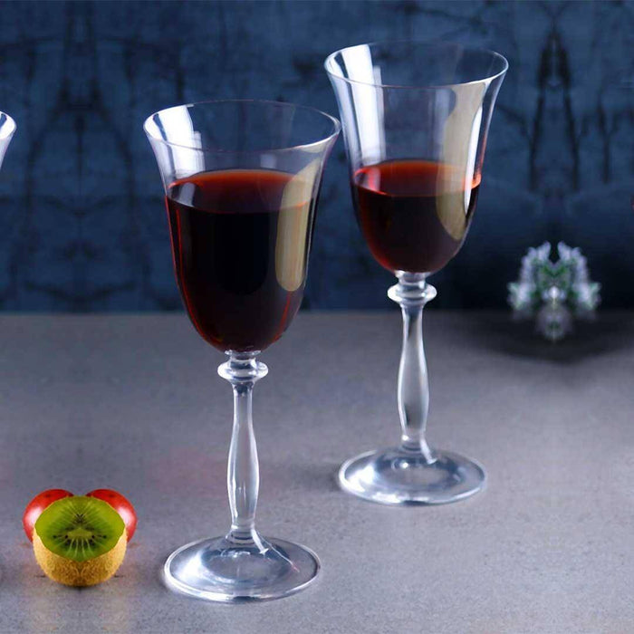 Elegant wine glass designed to enhance red wine flavors