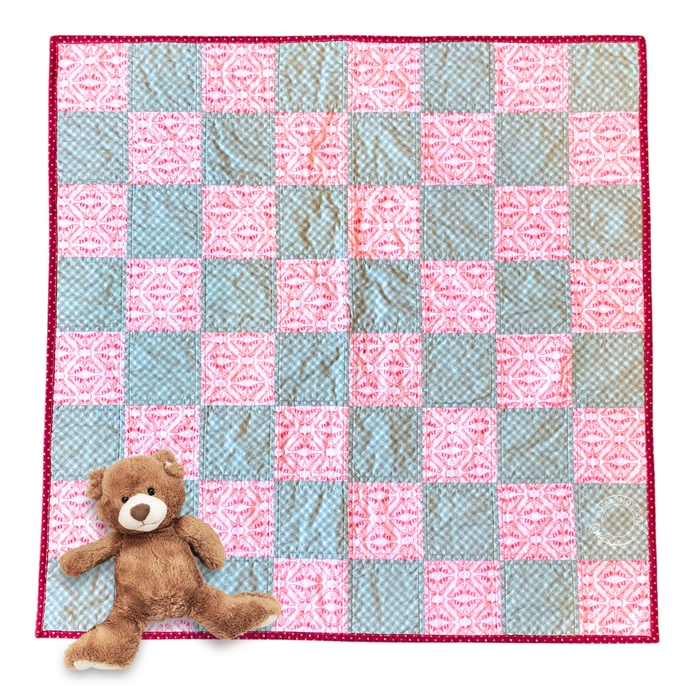 Baby quilt with teddy bear
